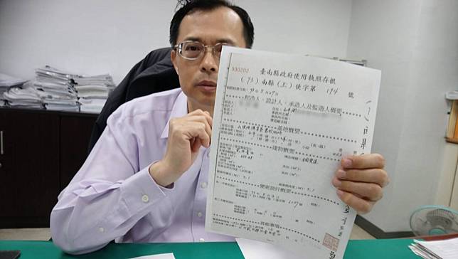 台南市工務局出示玉井真理堂93年時的使用執照，經比對明顯違法。記者修瑞瑩／攝影