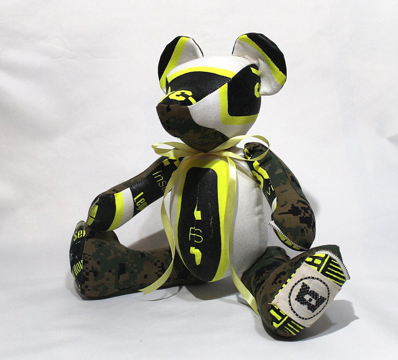 這將是一個泰迪熊，其服飾品牌為“ LEGALIZE-TOKYO”。