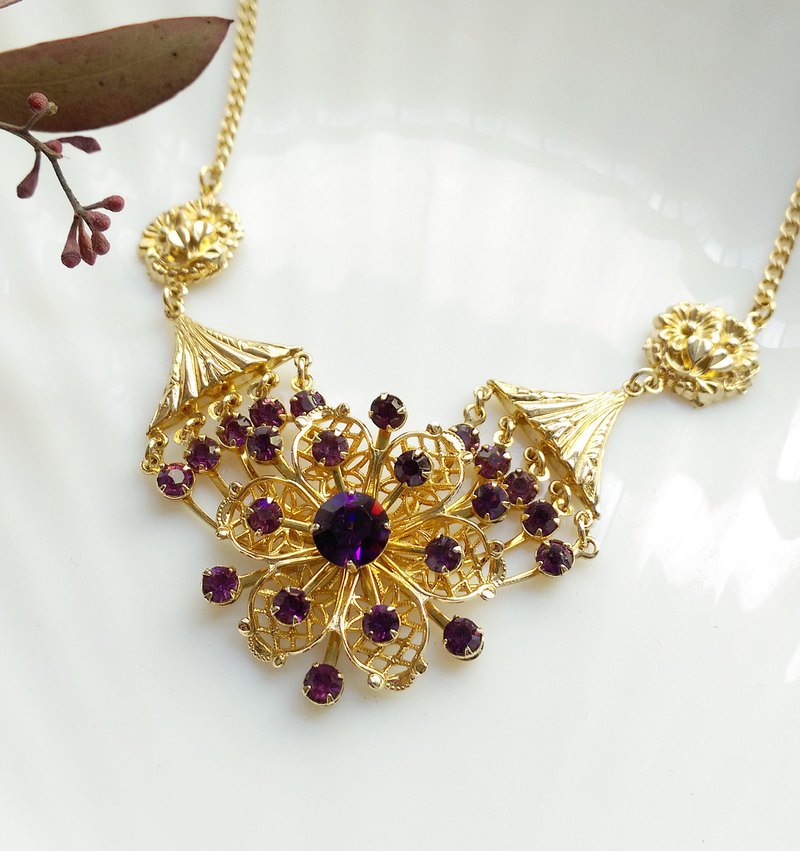 我們販售西洋古董老件飾品，非全新商品，照片均是實物拍攝，品況如圖， 請勿以全新商品的標準看待。 我們收的老飾品均是1960~1980年代在美國社會流行首飾風格，非此物件正確的製造年份。 請粉絲朋友們需