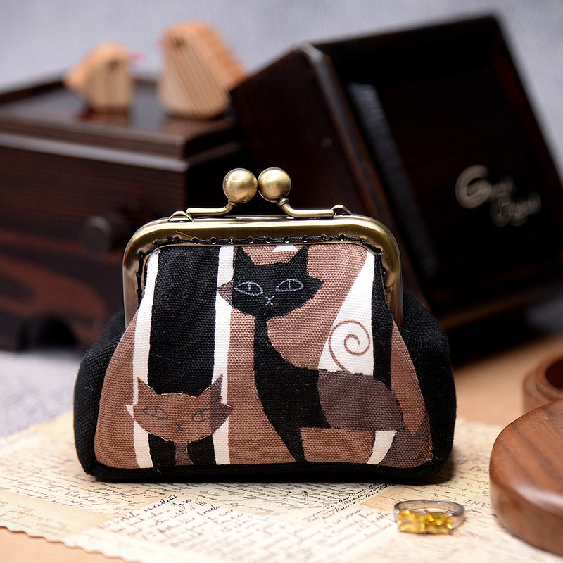 貓咪喵喵2～當在忙的時候默默坐在旁邊陪伴的貓咪最可愛了 (*ෆ´ ˘ `ෆ*)♡ 口金尺寸/ 7.5cm 包包底部10公分 寬4.5公分 用途/ 零錢包