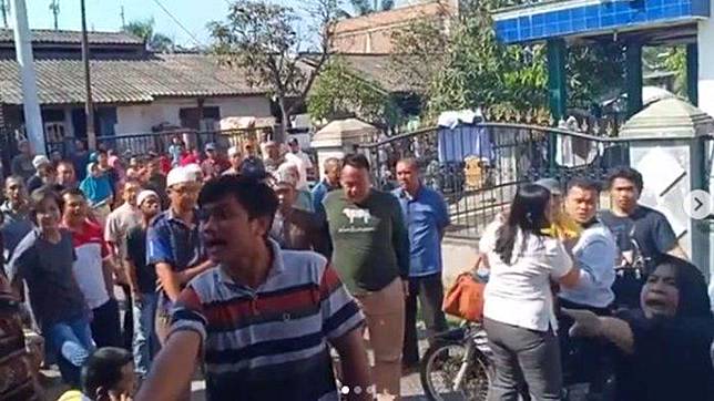 Gereja digeruduk ratusan warga di Kompleks Griya Martubung    Artikel ini telah tayang di tribun-medan.com dengan judul Warga 'Geruduk' Gereja di Medan, Polisi: Tak Ada Larangan Ibadah tapi Bangunan Gereja Belum Berizin, http://medan.tribunnews.com/2019/01/13/warga-geruduk-gereja-di-medan-polisi-tak-ada-larangan-ibadah-tapi-bangunan-gereja-belum-berizin. Penulis: Muhammad Fadli Taradifa  Editor: Hendrik Naipospos