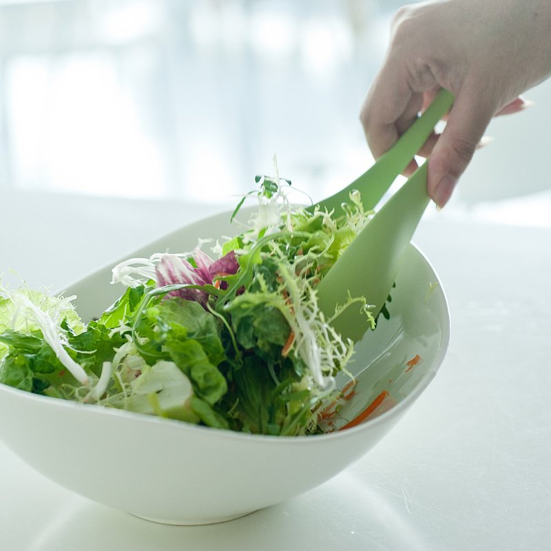 “TONG²”三合一時尚料理夾由一叉子及湯匙組成，可用作沙拉、義大利麵等拌食餐具，利用叉匙頂端的鉤鎖設計，就可將它們變成料理夾，方便夾取。可耐熱至攝氏210度，亦可放入洗碗機清洗烘乾。