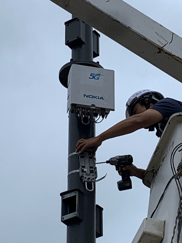 中華電信在新竹南寮漁港完成首座戶外 5G small cell 智慧路燈建置測試