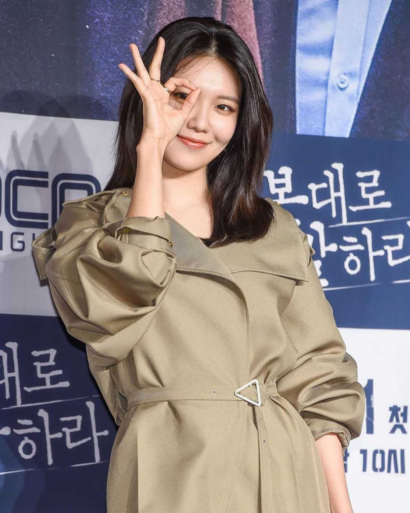 少女時代紅極一時，加上當時少有偶像承認戀愛，秀英對於公開戀情相當緊張。(圖/IG)