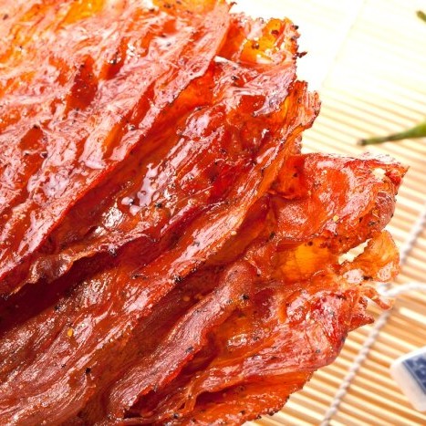 ☛黃金香肉乾精選香氣十足的粗粒黑胡椒搭配上等豬肉，幾近透光的薄度下黑胡椒粒顆顆分明，香辛十足在舌間迸射，帶給您的味蕾濃郁豐富的新感受，古早味黑胡椒豬肉紙，Q勁十足的口感，古法釀製古早味黑胡椒豬肉紙 黑