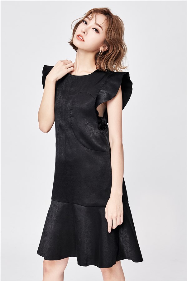 短洋裝；圓領；立體荷葉袖設計；車線剪裁；荷葉下襬；後以隱形拉鍊閉合；無彈性。 