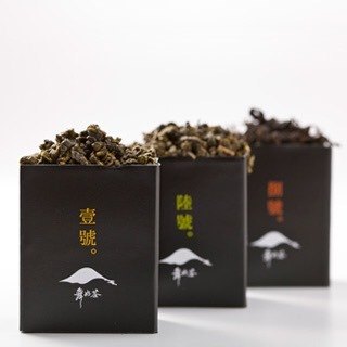 輕焙火/ 輕發酵 天然的牛奶香氣是辨識金萱茶的主要線索之一，不同茶樹品種，在風味表現上都不同，花蓮舞鶴大葉烏龍葉體橢圓肥厚，葉色墨綠有亮澤，製成的金萱則風味絕佳、香氣獨特。喜歡香氣層次分明且偏好高山茶