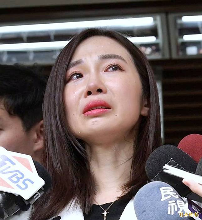 民眾黨「美女發言人」兼立院黨團副主任楊寶楨今(19)日下午宣布辭職。她哽咽表示，掙扎了非常久才做出這樣的決定，未來會先休息、沈澱，陪伴家人，並準備進修攻讀碩士。(記者方賓照攝)