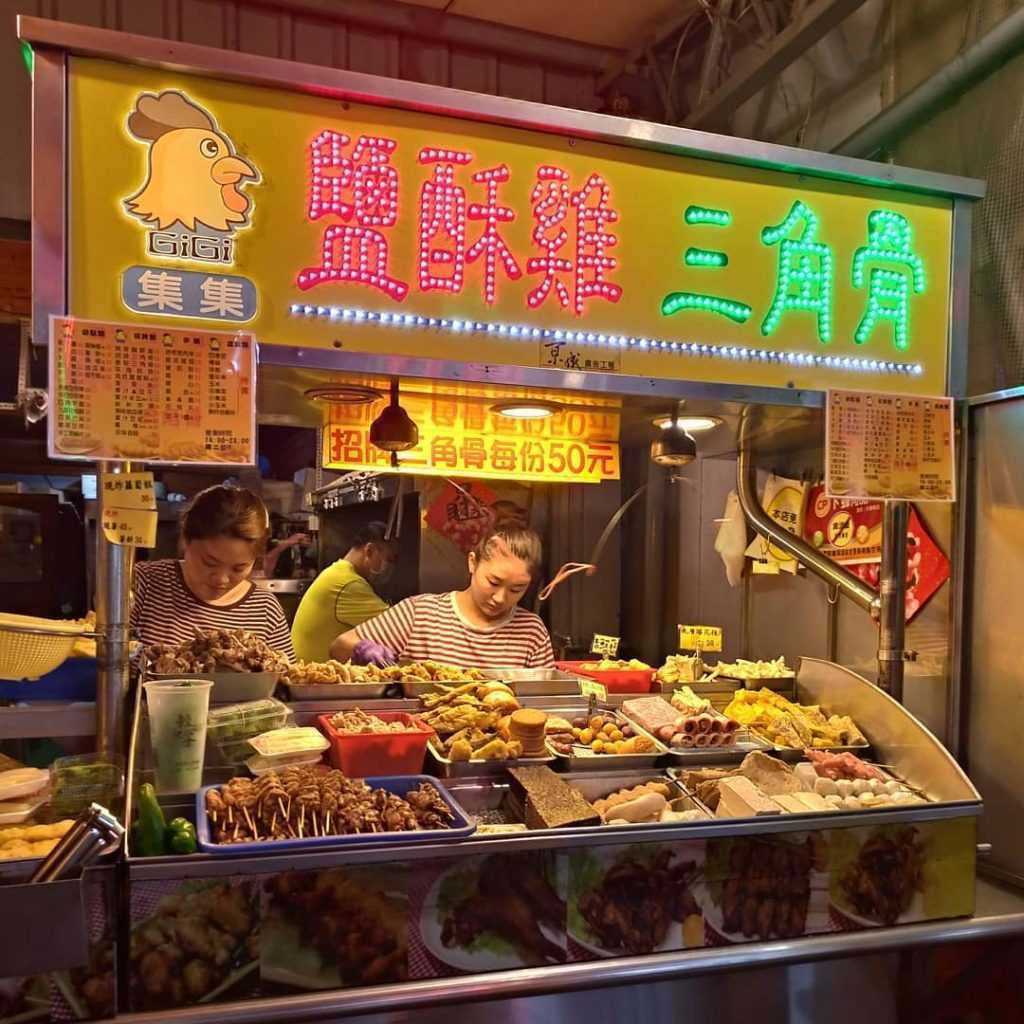 集集小鎮上的集集夜市，規模小但是好吃的美食小吃卻不少