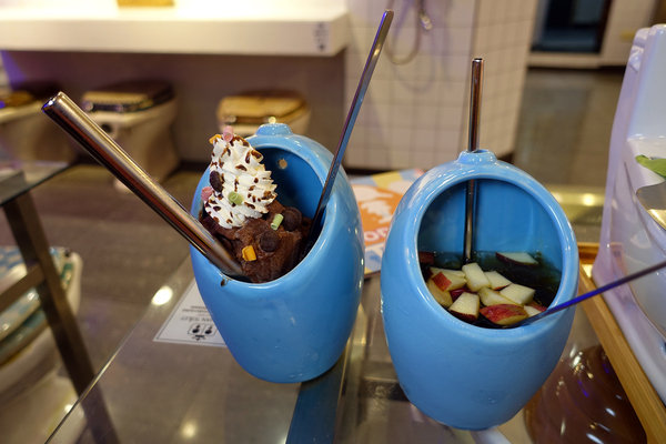 士林打卡餐廳-便所歡樂主題餐廳，士林網美下午茶餐廳，有廚師現點現做好吃餐點，價錢不貴好拍好玩，適合聚會、包場的士林ig打卡餐廳