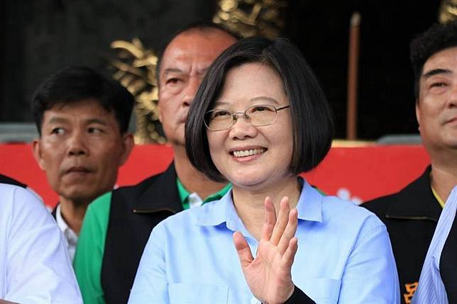 蔡英文總統看到支持者熱情相挺，心情看來相當不錯。（張亦惠攝）