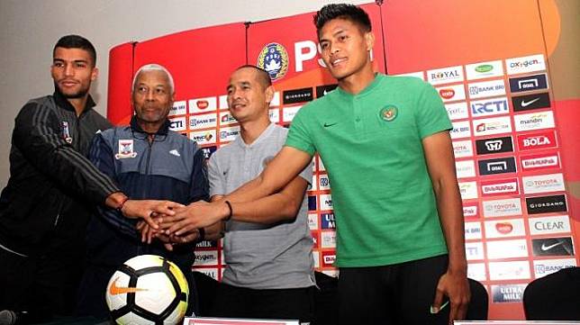 Bek Timnas Indonesia, Fachrudin Aryanto (kanan). [ANTARA FOTO/Risky Andrianto]