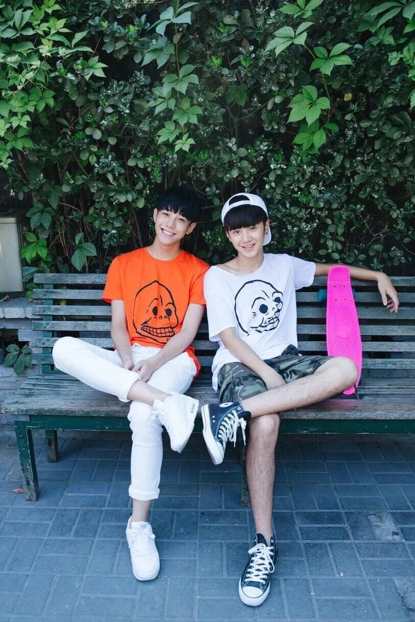 近期爆火男星的青澀舊照！鄧為、成毅風格差異大，陳哲遠、曾舜晞從小顏值就高！