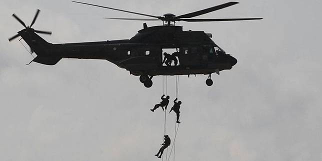Latihan Angkasa Yudha 2012 Prajurit Paskhas TNI AU memeragakan simulasi SAR tempur pada Latihan Manuver Lapangan Angkasa Yudha 2012 di Tanjung Pandan, Pulau Belitung, Bangka Belitung, Selasa (23/10). Latihan tersebut meliputi lima operasi udara, yaitu operasi serangan udara strategis, lawan udara ofensif, pertahanan udara, operasi informasi, dan operasi dukungan udara. Manuver lapangan ini melibatkan pesawat tempur, helikopter, pesawat angkut, pesawat intai dan pasukan TNI AU.(RIZA FATHONI)   Artikel ini telah tayang di Kompas.com dengan judul 