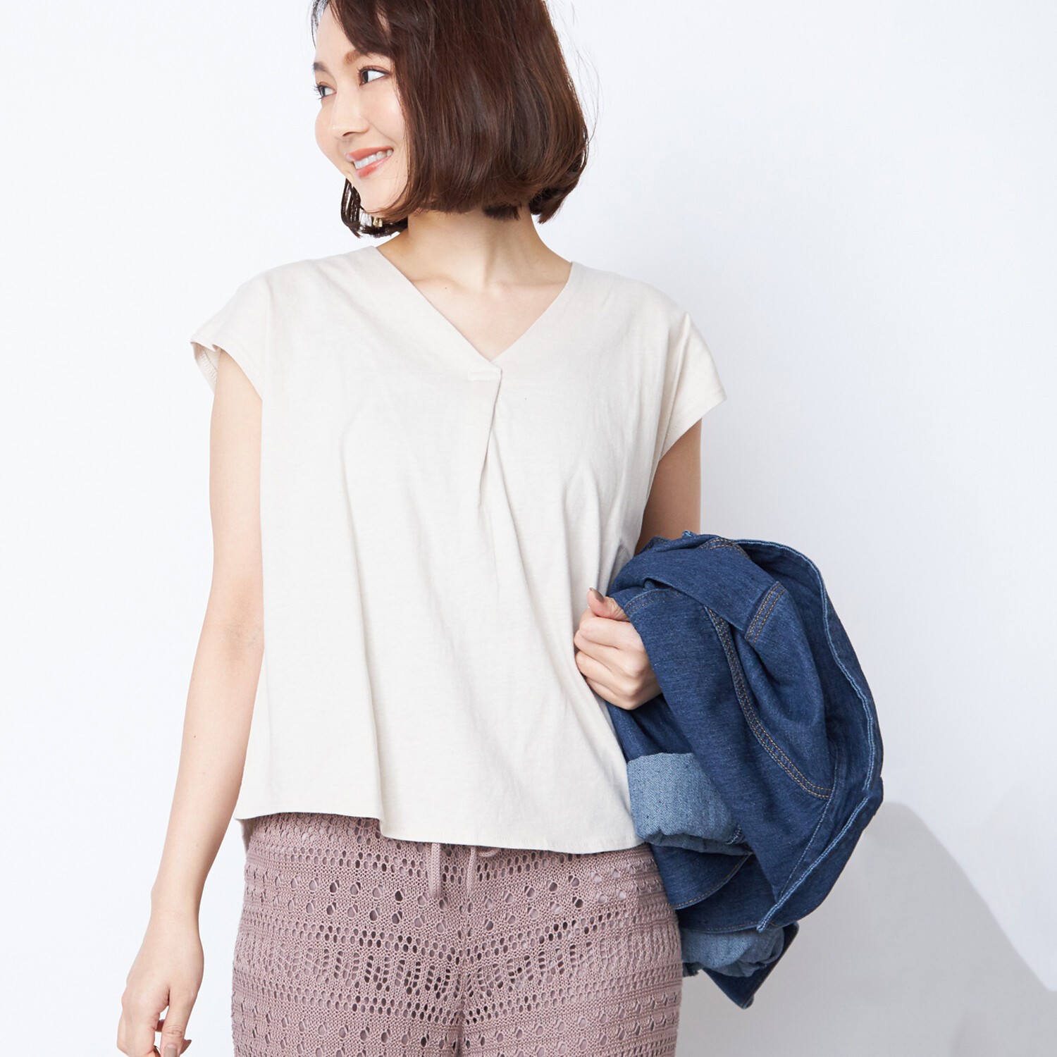 日本秋裝新品，時尚空運來台～。多款上衣、長裙，出遊、通勤都好搭～♥;還記得前幾年讓人反思女性價值與難處的日劇《月薪嬌妻》嗎？女主角新垣結衣無論是褲裝、裙裝，輕柔的垂墜感都散發著春天清新自在時尚態度。編