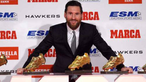 Lionel Messi bersama trofi Golden Boot
