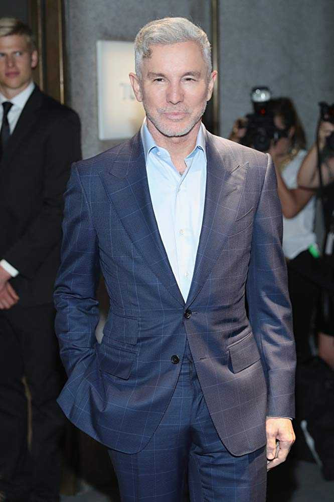 湯姆漢克正在與拍攝過《紅磨坊》、《大亨小傳》的知名導演巴茲魯曼合作「貓王」傳記電影。