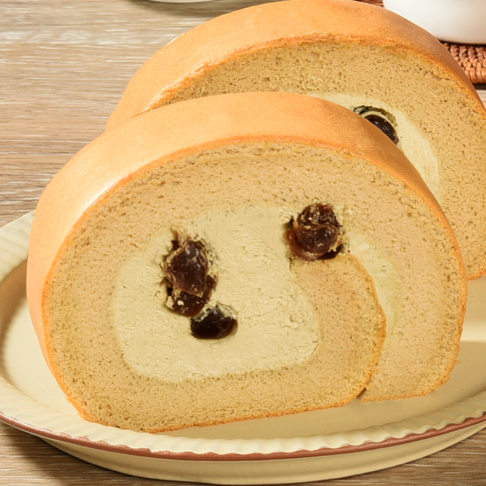 亞尼克生乳捲-焙茶珍珠生乳捲焙茶經過高溫焙煎，產生獨特濃厚茶香，少了苦澀滋味與低咖啡因的特色在日本正吹起熱潮。將北海道奶霜融入浸泡多時的茶湯中後打發，入口即能感受到獨特烘焙香氣的奶茶滋味，清爽滑順，再