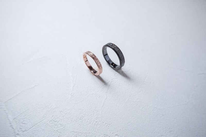 最完整的體驗課程，從輾壓成型到敲打塑形~不是只有敲敲字而已!!! 眾多獨家款式，最多的變化，美好的環境精緻小班制 ! 熱門體驗活動，熱情邀請您前來慶祝美好紀念日! 交通方便的板橋車站體驗店，歡迎來製作