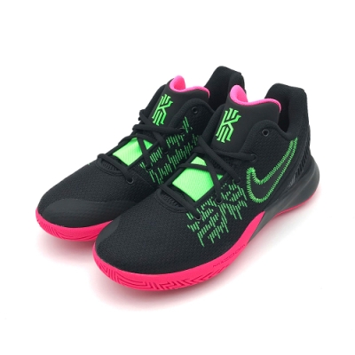 弧形外底具有包覆中底的鞋紋圖案 襯墊鞋領可穩固定位 前足彈性束帶能讓足部穩固定位