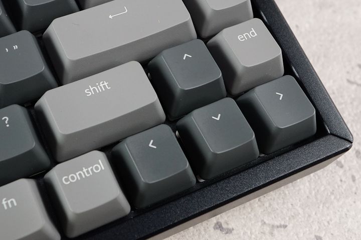 為了安插進方向鍵，也必須佔用一些「右 shift 鍵」的空間。