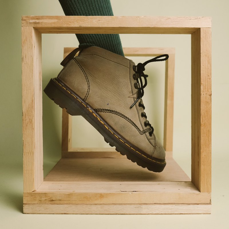 ●商品敘述: 四孔三環，軟皮，鞋頭輕微磨損有汙漬，皮革處有皺摺及汙漬，鞋墊內底有使用痕跡