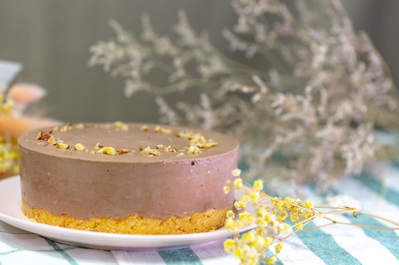 （此款非蛋奶素食） 無糖可可粉調製融入蛋糕裡，口感不甜膩，低碳低負擔是慶生的最佳選擇。 6吋-680g、9吋-1160g。