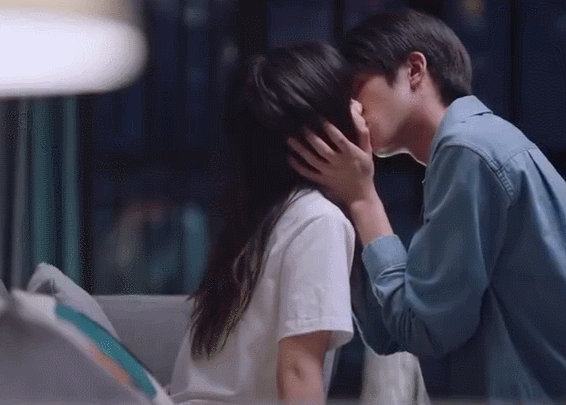 《以家人之名》尖尖&凌霄的爆甜名場面6：李尖尖凌霄「捧臉初吻」