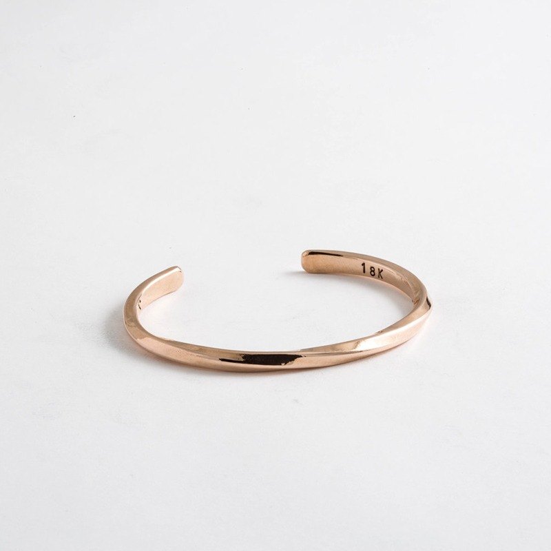 來自美國東岸「鋼城」 - 匹茲堡職人廠牌STUDEBAKER METALS，知名時尚雜誌 SELECTISM 專文推薦! 品名：訂製款 18K 黃金 Studebaker Cuff 手工鍛造手環 尺寸