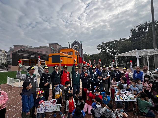 以火車站為主題的仁德特色遊戲場，讓親子多一個休閒好去處。（記者張淑娟攝）