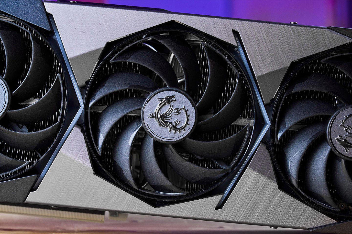 風扇採用了 MSI RORX FAN 4.0 技術，以外部環形結構串起兩葉片的組合，輔以獨特的扇框設計，可有效匯聚風流並營造風壓，正對散熱鰭片以強化散熱效果。此外，在風扇中心處也透過類浮雕的手法呈現立體感十足的微星龍魂標誌，外觀可說是非常搶眼。