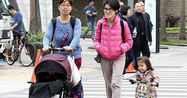 耶誕溫暖如春明晚轉濕冷　「暴跌剩13度」巴逢颱風周末雨全台