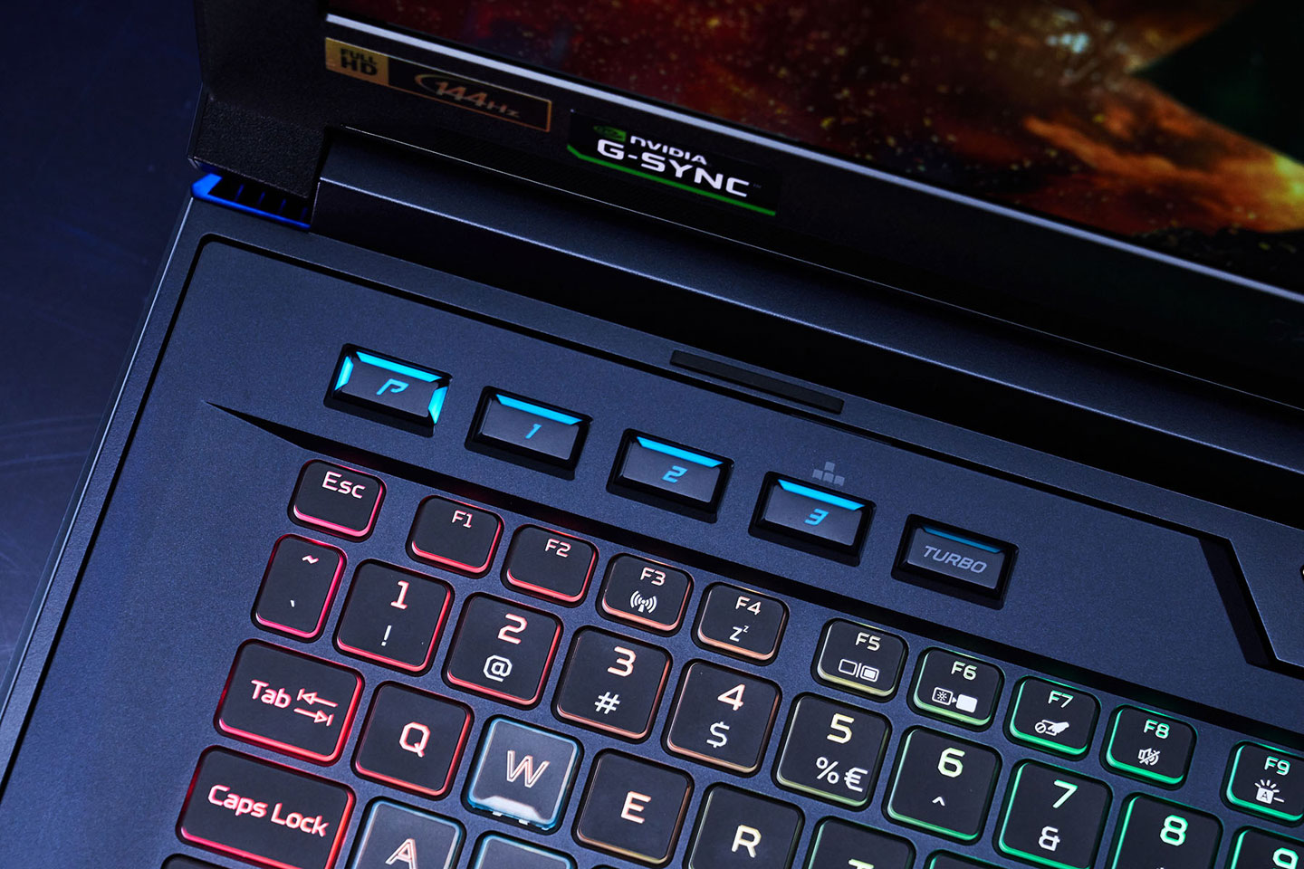 左上方為 Predator Helios 700 的功能鍵列，裡頭包含 TURBO 鍵可執行一鍵超頻。