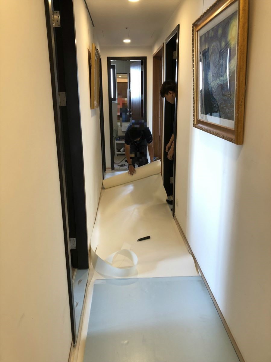 重新鋪上木地板前，先在結構層與PS板間加上防潮泡棉，阻絕水泥的反潮影響到木地板。(本圖片為網友Emily授權使用，非設計家網站設計師之作品)