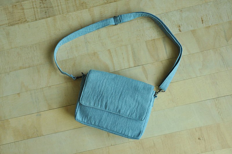 ENDURE/側背包/淺藍色丹寧小方包<br />高度17公分<br />寬度6公分<br />長度23公分
