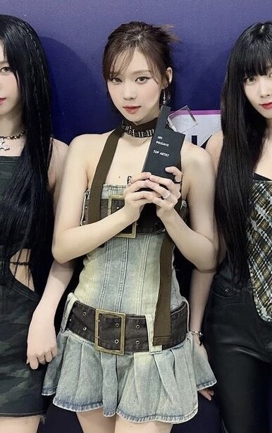 你離時尚只差一個皮帶！女團打歌都在穿的Y2K低腰皮帶時尚、辣妹必備美式復古大logo