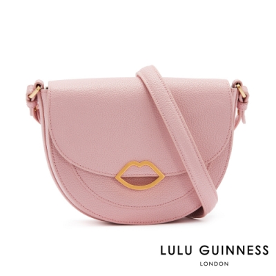 ESME是一款輕巧的外出型包款 半月形的外觀搭配經典唇釦 以經典以及色彩明亮的色調為主軸