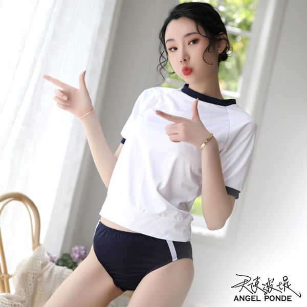 調皮可愛的白淨短袖上衣， 搭配性感嫵媚的動感短褲， 令人難以抗拒的制服誘惑！