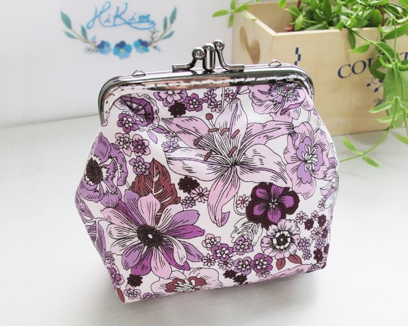 ✤花草風印花布 ✤低調黑口金 ✤內裡柔軟純棉布，不易刮傷物品 ✤口金接合處純手工縫紉 ✤實用收納 零錢 卡片 護唇膏 鑰匙 小物萬用包 ✤設計師手作訂製