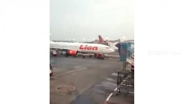 Video amatir berisi rekaman sejumlah penumpang Lion Air JT 610 yang hendak memasuki pesawat sebelum burung besi itu terbang dan terjatuh ke perairan Tanjung Karawang, Jawa Barat, Senin (29/10) awal pekan ini menjadi sorotan media internasional. [YouTube]