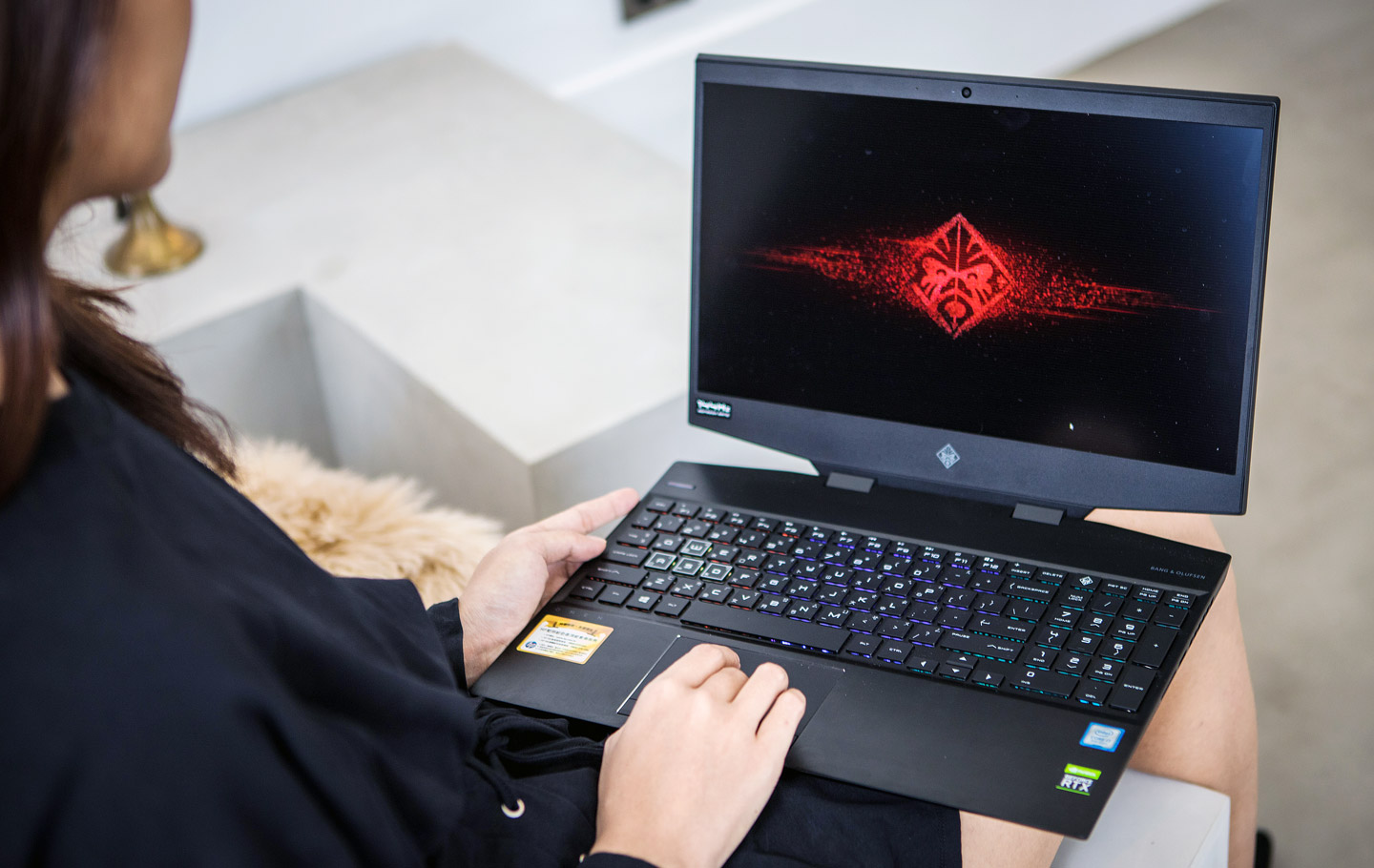 除了內在效能的表現優異，HP OMEN 15 採用高刷新率的 144Hz 螢幕，更顯著提升了玩家的遊戲體驗！