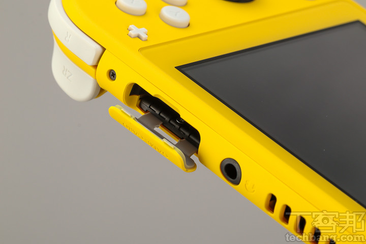 Nintendo Switch Lite 的卡匣位於耳機孔旁，相容 Nintendo Switch 所有遊戲卡帶。