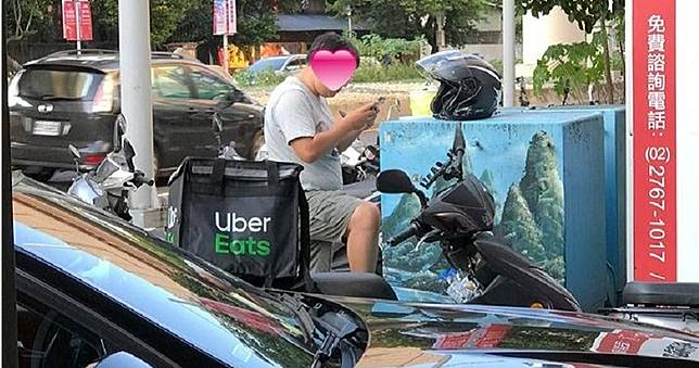 外送員為拚接單站路邊吃便當！網友心疼：用生命在賺錢