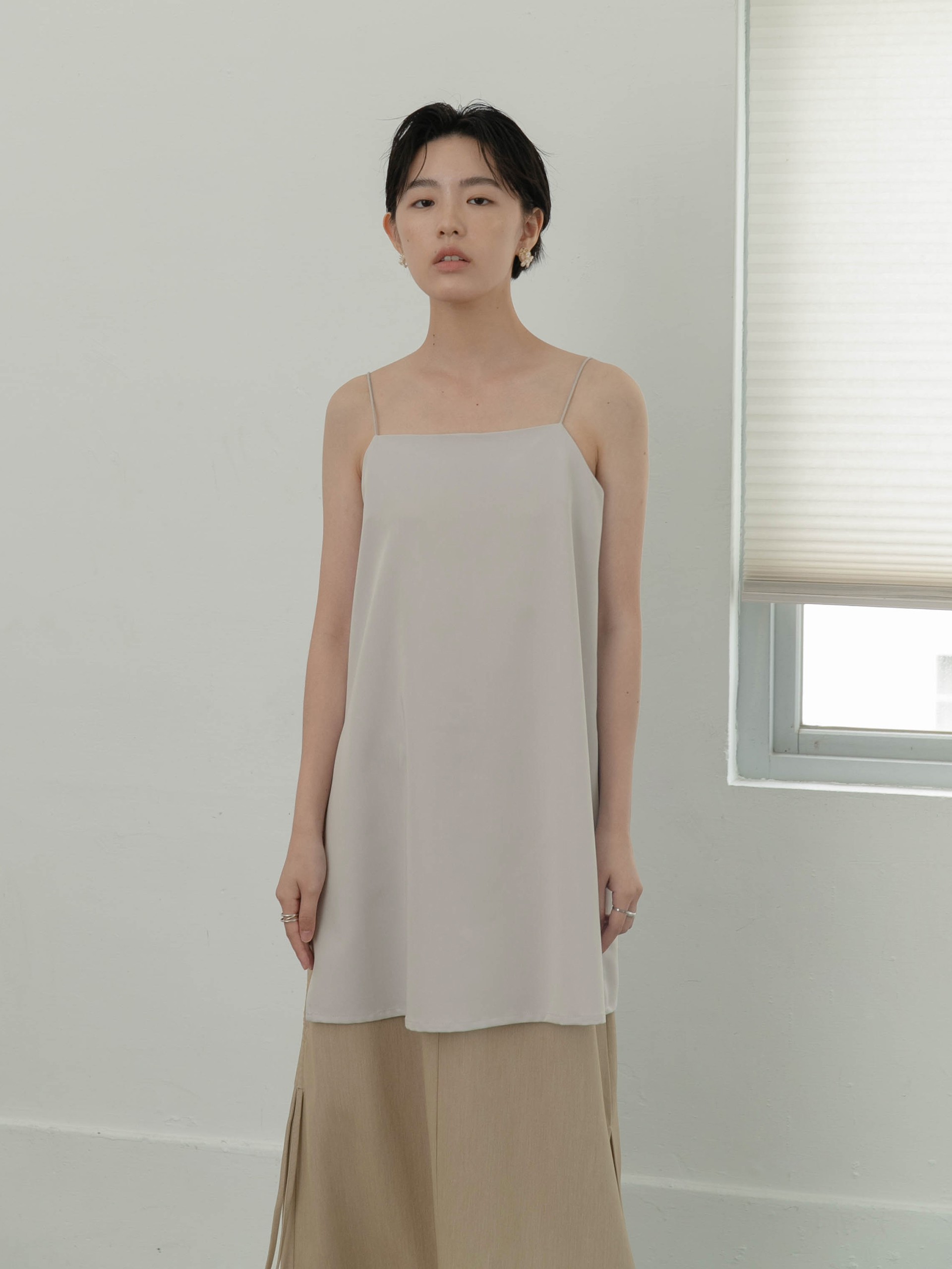 中長版細肩帶背心-mouggan