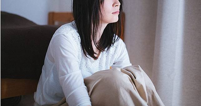 軟爛夫被搖醒！　疑妻「被用過」起床氣怒踹暴打：不讓妳看孩子
