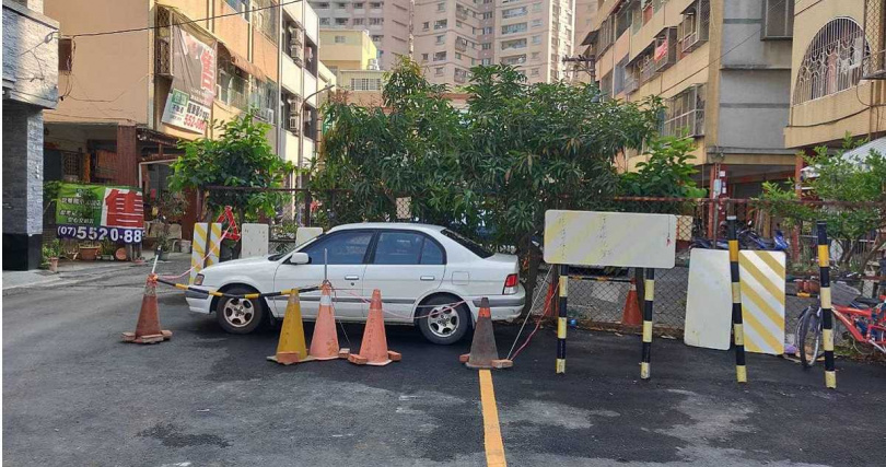 苦苓批評許多車輛直接「佔地為王」。（圖／翻攝自苦苓臉書）