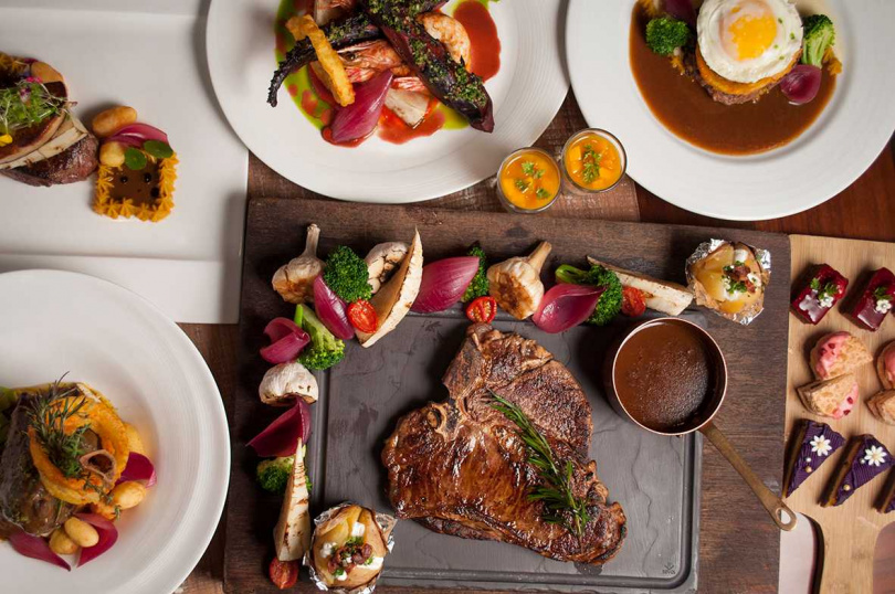 「食在精點．半自助式套餐」提供十八道海陸空主餐與現場海陸沙拉吧及甜點、水果、飲品可無限享用。（圖／美麗信花園酒店）