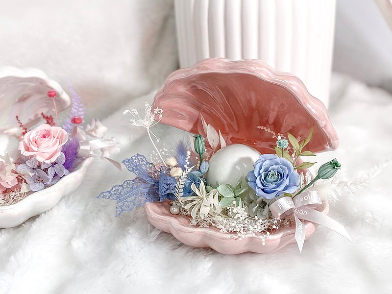 從基礎花藝逐漸接觸到進階課程，踏入屬於你的花花世界。小班制手作教學，一位也可以成團，沒有進度的壓力，可依照圖中選材，亦可現場選擇自己喜歡的花種、顏色、花材、花器、包裝，和老師討論。亦有親子手作體驗可以