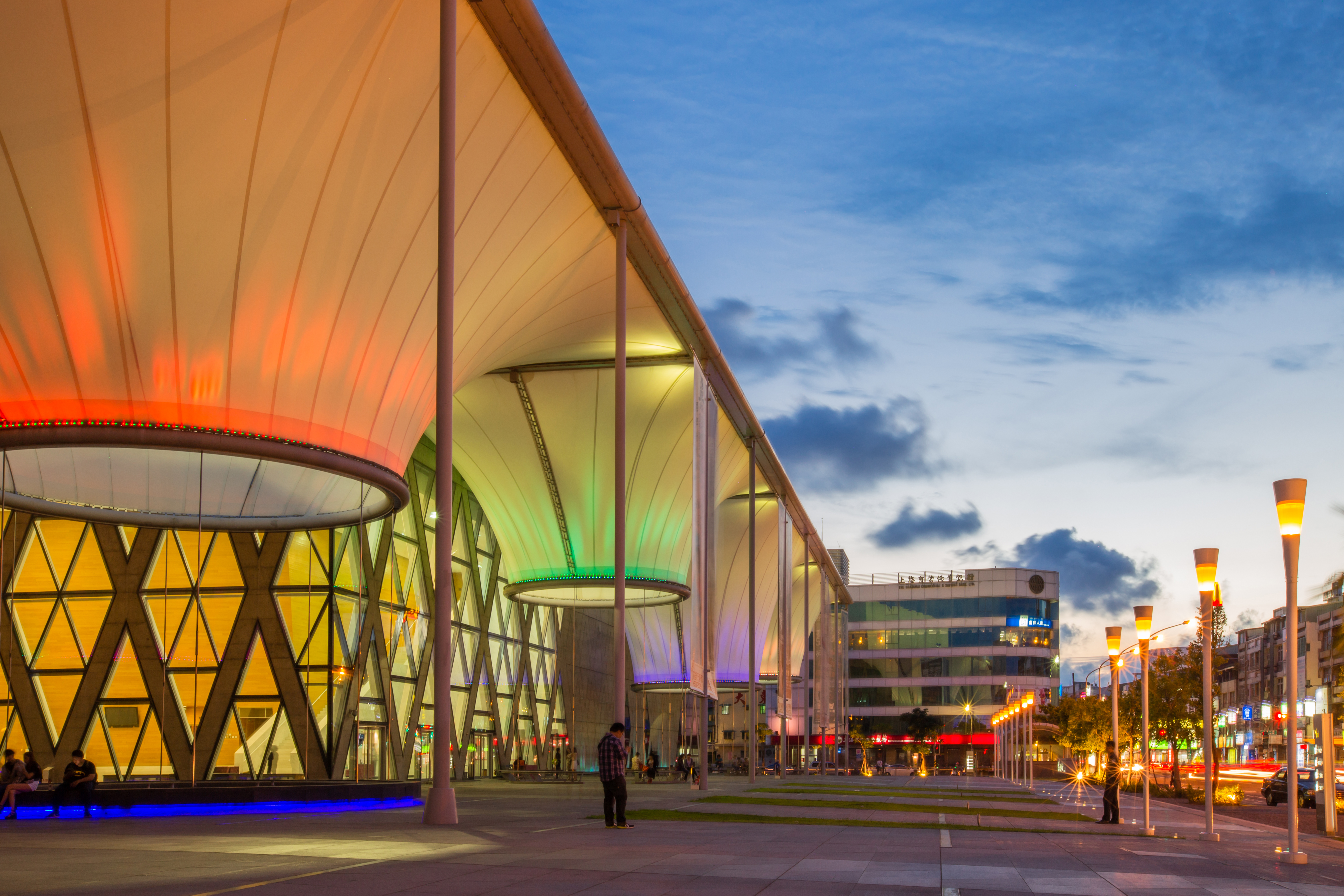 藝術中心的硬體建築具備清水建築的極簡美學，薄膜式的半透光天棚猶如熱氣球般懸浮於半開放