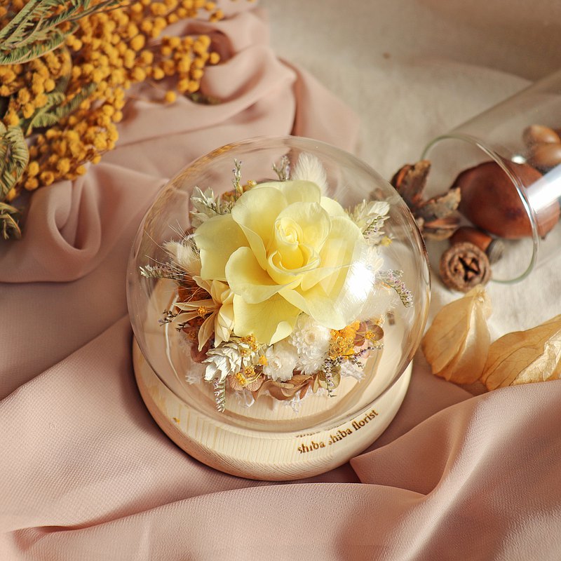 「字卡如需加購請至商品列選取」 手寫一張卡片 送上一顆許願玻璃球 永生花 美麗的綻放在玻璃球裡面 代表了你們之間 愛與友情的永恆。